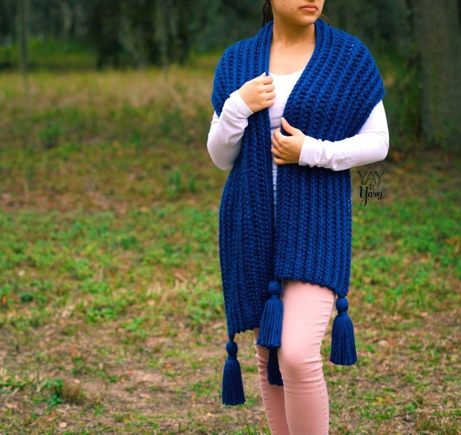 easy free crochet pattern for a knit look scarf with tassels